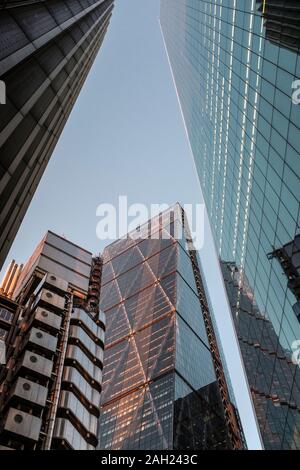 Wolkenkratzer auf Lime Street in der City von London Stockfoto