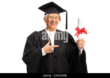 Ältere Frau in einer Staffelung Kleid nach dem Diplom und zeigen auf weißem Hintergrund Stockfoto