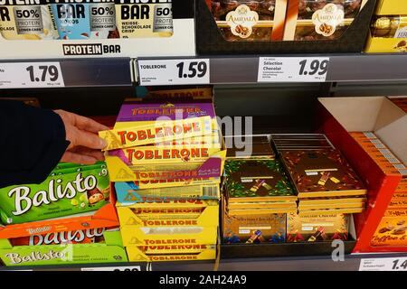 Schweizer Schokolade Marke Toblerone in einem Geschäft Stockfoto