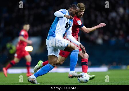 BLACKBURN, ENGLAND - Dezember 23 Blackburn Rovers defender Ryan Nyambe und Wigan Athletic Mittelfeldspieler Michael Jacobs während der Sky Bet Championship Match zwischen Blackburn Rovers und Wigan Athletic im Ewood Park, Blackburn am Montag, den 23. Dezember 2019. (Credit: Andy Whitehead | MI Nachrichten) das Fotografieren dürfen nur für Zeitung und/oder Zeitschrift redaktionelle Zwecke verwendet werden, eine Lizenz für die gewerbliche Nutzung Kreditkarte erforderlich: MI Nachrichten & Sport/Alamy leben Nachrichten Stockfoto