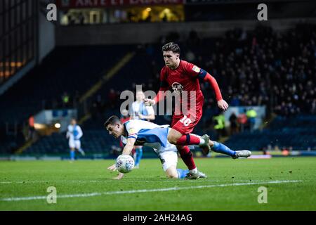 BLACKBURN, ENGLAND - Dezember 23 Blackburn Rovers Mittelfeldspieler Darragh Lenihan und Wigan Athletic Mittelfeldspieler Josh Windass während der Sky Bet Championship Match zwischen Blackburn Rovers und Wigan Athletic im Ewood Park, Blackburn am Montag, den 23. Dezember 2019. (Credit: Andy Whitehead | MI Nachrichten) das Fotografieren dürfen nur für Zeitung und/oder Zeitschrift redaktionelle Zwecke verwendet werden, eine Lizenz für die gewerbliche Nutzung Kreditkarte erforderlich: MI Nachrichten & Sport/Alamy leben Nachrichten Stockfoto