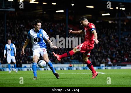 BLACKBURN, ENGLAND - Dezember 23 RD Wigan Athletic Mittelfeldspieler Sam Morsy und Blackburn Rovers defender Lewis Travis während der Sky Bet Championship Match zwischen Blackburn Rovers und Wigan Athletic im Ewood Park, Blackburn am Montag, den 23. Dezember 2019. (Credit: Andy Whitehead | MI Nachrichten) das Fotografieren dürfen nur für Zeitung und/oder Zeitschrift redaktionelle Zwecke verwendet werden, eine Lizenz für die gewerbliche Nutzung Kreditkarte erforderlich: MI Nachrichten & Sport/Alamy leben Nachrichten Stockfoto