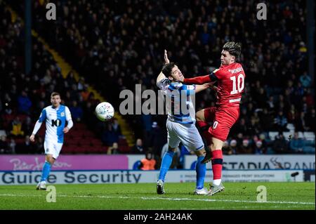 BLACKBURN, ENGLAND - Dezember 23 RD Wigan Athletic Mittelfeldspieler Josh Windass und Blackburn Rovers Mittelfeldspieler Darragh Lenihan während der Sky Bet Championship Match zwischen Blackburn Rovers und Wigan Athletic im Ewood Park, Blackburn am Montag, den 23. Dezember 2019. (Credit: Andy Whitehead | MI Nachrichten) das Fotografieren dürfen nur für Zeitung und/oder Zeitschrift redaktionelle Zwecke verwendet werden, eine Lizenz für die gewerbliche Nutzung Kreditkarte erforderlich: MI Nachrichten & Sport/Alamy leben Nachrichten Stockfoto