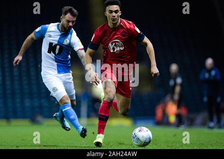 BLACKBURN, ENGLAND - Dezember 23 RD Wigan Athletic defender Antonee Robinson und die Blackburn Rovers vorwärts Adam Armstrong während der Himmel Wette Championship Match zwischen Blackburn Rovers und Wigan Athletic im Ewood Park, Blackburn am Montag, den 23. Dezember 2019. (Credit: Andy Whitehead | MI Nachrichten) das Fotografieren dürfen nur für Zeitung und/oder Zeitschrift redaktionelle Zwecke verwendet werden, eine Lizenz für die gewerbliche Nutzung Kreditkarte erforderlich: MI Nachrichten & Sport/Alamy leben Nachrichten Stockfoto