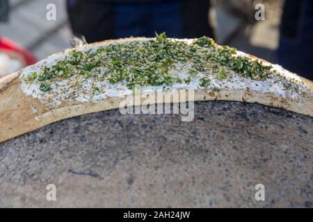 Traditionelle Drusen Pita Brot, gebacken in einem Metall Saj oder Tava, mit 'Labane' Käse, eine Middetrenian angespannt Joghurt und grünes Tabbouleh Salat Stockfoto