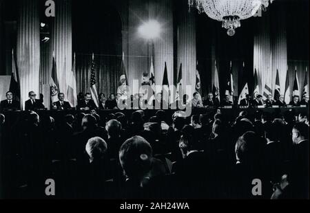 Sept. 07, 1977 - Washington, DC, USA - Die Halle der Americas bei OAS, die Organisation der Amerikanischen Staaten, Hauptquartier, die Heimat der Präsidenten und Regierungschefs des Kontinents anlässlich der Unterzeichnung der Panamakanal TorrijosñCarter Verträge. Von links, Präsident von Chili Augusto Pinochet, der kolumbianische Präsident ALFONSO LOPEZ MICHELSEN, PM Boliviens Hugo Banzer, unbekannter Mann, US-Präsident Jimmy Carter, Generalsekretär der OAS ALEJANDRO ORFILA, Panama National Guard Führer Omar Torrijos und mehr. (Bild: © Keystone Presse Agentur/Keystone USA über ZUMAPRESS.com) Stockfoto