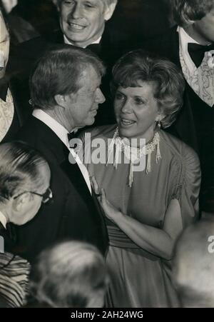 Jun 06, 1977 - New York, New York, USA-Präsident Jimmy Carter, Zentrum besucht eine Spendenaktion am Abend von den demokratischen nationalen Ausschuß gefördert. Präsident Carters Schwester Ruth STAPLETON spricht der Präsident während der Veranstaltung. (Bild: © Keystone Presse Agentur/Keystone USA über ZUMAPRESS.com) Stockfoto