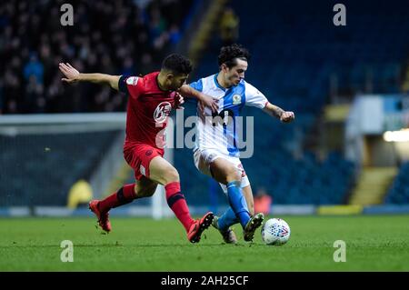 BLACKBURN, ENGLAND - Dezember 23 RD Wigan Athletic Mittelfeldspieler Sam Morsy und Blackburn Rovers defender Lewis Travis während der Sky Bet Championship Match zwischen Blackburn Rovers und Wigan Athletic im Ewood Park, Blackburn am Montag, den 23. Dezember 2019. (Credit: Andy Whitehead | MI Nachrichten) das Fotografieren dürfen nur für Zeitung und/oder Zeitschrift redaktionelle Zwecke verwendet werden, eine Lizenz für die gewerbliche Nutzung Kreditkarte erforderlich: MI Nachrichten & Sport/Alamy leben Nachrichten Stockfoto