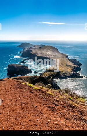 Levada Wanderweg mit Blick auf die Halbinsel Sao Lourenco in Madeira, Portugal Stockfoto