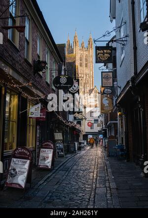 Canterbury, Großbritannien - 29.November 2019. Ein Blick auf die Kathedrale von Canterbury im Sonnenlicht entlang der gepflasterten Metzgerei Lane. Die Kathedrale ist die Mutter Kirche des A Stockfoto