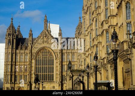 Traditionelle schwarze Beleuchtungsmasten stehen neben dem Palast von Westminster. Dieses Wahrzeichen ist eine architektonische Perle im Zentrum von London. Stockfoto