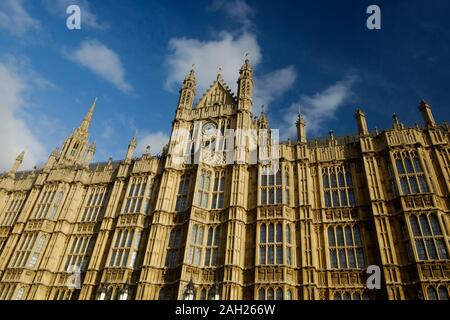 Die Fassade der Palast von Westminster ist eine architektonische Perle. Dies ist eines der Wahrzeichen von London. Stockfoto