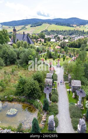 Der Weg des Kreuzes und das Heiligtum Unserer Lieben Frau von Tylicz von der Oberseite des Golgatha gesehen. Stockfoto