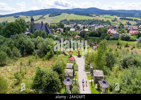 Der Weg des Kreuzes und das Heiligtum Unserer Lieben Frau von Tylicz von der Oberseite des Golgatha gesehen. Stockfoto