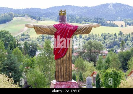 Statue des Christus der König mit Blick auf das Land. Das Heiligtum Unserer Lieben Frau von Tylicz. Stockfoto