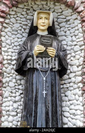 Die Statue der Hl. Maria Faustyna Kowalska in der Wallfahrtskirche Unserer Lieben Frau von Tylicz. Stockfoto