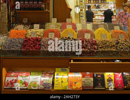 Istanbul, Türkei - 6. September 2019. Eine Anzeige von Tees und Gewürze außerhalb der Shop im historischen Ägyptischen Gewürzbasar in Eminönü und Fatih, Istanbul Stockfoto