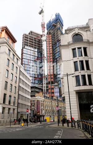 Eine Krone Ort Wolkenkratzer im Bau am 54 Wilson Street und die Flying Horse Pub Fassade in der Innenstadt von London EC2 England UK KATHY DEWITT Stockfoto