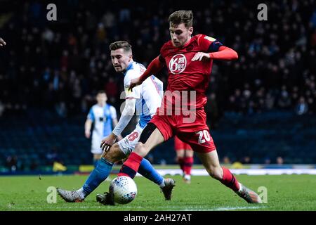 BLACKBURN, ENGLAND - Dezember 23 RD Wigan Athletic Mittelfeldspieler Joe Williams und die Blackburn Rovers Mittelfeldspieler Joe Rothwell während der Sky Bet Championship Match zwischen Blackburn Rovers und Wigan Athletic im Ewood Park, Blackburn am Montag, den 23. Dezember 2019. (Credit: Andy Whitehead | MI Nachrichten) das Fotografieren dürfen nur für Zeitung und/oder Zeitschrift redaktionelle Zwecke verwendet werden, eine Lizenz für die gewerbliche Nutzung Kreditkarte erforderlich: MI Nachrichten & Sport/Alamy leben Nachrichten Stockfoto