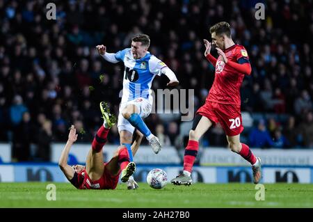 BLACKBURN, ENGLAND - Dezember 23 RD Wigan Athletic defender Antonee Robinson, Blackburn Rovers Mittelfeldspieler Joe Rothwell und Wigan Athletic Mittelfeldspieler Joe Williams während der Sky Bet Championship Match zwischen Blackburn Rovers und Wigan Athletic im Ewood Park, Blackburn am Montag, den 23. Dezember 2019. (Credit: Andy Whitehead | MI Nachrichten) das Fotografieren dürfen nur für Zeitung und/oder Zeitschrift redaktionelle Zwecke verwendet werden, eine Lizenz für die gewerbliche Nutzung Kreditkarte erforderlich: MI Nachrichten & Sport/Alamy leben Nachrichten Stockfoto