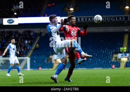 BLACKBURN, ENGLAND - Dezember 23 Blackburn Rovers Mittelfeldspieler Joe Rothwell und Wigan Athletic vorwärts Jamal Lowe während der Sky Bet Championship Match zwischen Blackburn Rovers und Wigan Athletic im Ewood Park, Blackburn am Montag, den 23. Dezember 2019. (Credit: Andy Whitehead | MI Nachrichten) das Fotografieren dürfen nur für Zeitung und/oder Zeitschrift redaktionelle Zwecke verwendet werden, eine Lizenz für die gewerbliche Nutzung Kreditkarte erforderlich: MI Nachrichten & Sport/Alamy leben Nachrichten Stockfoto