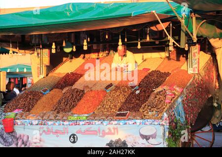 Getrocknete Früchte Verkäufer, Djemaa el Fna (Platz Djema Djemaa Fnaa), Weltkulturerbe der UNESCO, Marrakesch, Marrakesch, Marokko, Nordafrika