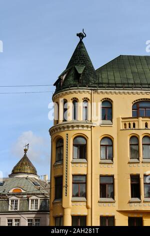 Das Katzenhaus (Lettisch: Kaķu nams) in der Altstadt von Riga, der Hauptstadt von Lettland. Das Gebäude ist berühmt für seine Katzen-Statue auf dem Dach. Stockfoto