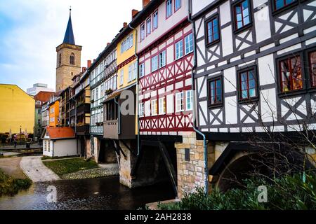 North Face der Krämerbrücke (Krämerbrücke), eine mittelalterliche Bogenbrücke in Erfurt, Thüringen, Deutschland, einer der letzten bewohnten Brücken. Stockfoto