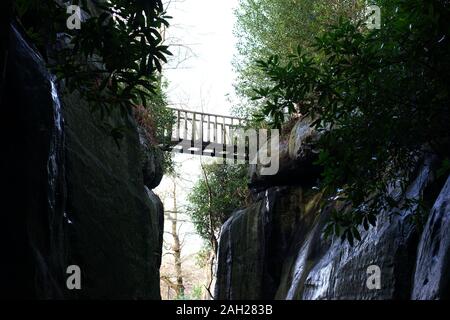 Hohen hölzernen Brücke über Felsen Stockfoto