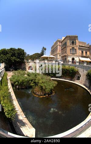 Italien Sizilien Syrakus, 03. Juli 2007: Aretusa Brunnen "Fonte Aretusa" in Insel Ortigia, ist der älteste Teil der Stadt Syrakus. Stockfoto