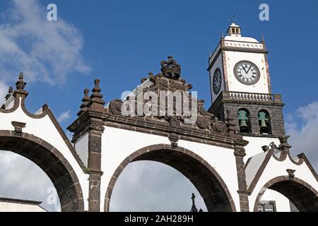 Die drei Bögen und Glockenturm von San Sebastian Kirche in Ponta Delgada, Sao Miguel, Azoren, Portugal. Stockfoto