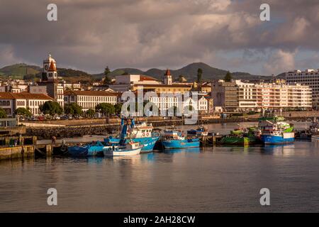 Blick auf den Hafen von Ponta Delgada, Sao Miguel, Azoren, Portugal. Stockfoto