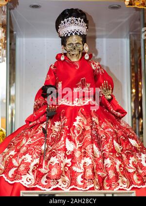 Nahaufnahme eines großen Santa Muerte Statue in einem Tempel in Queens, New York City. Stockfoto