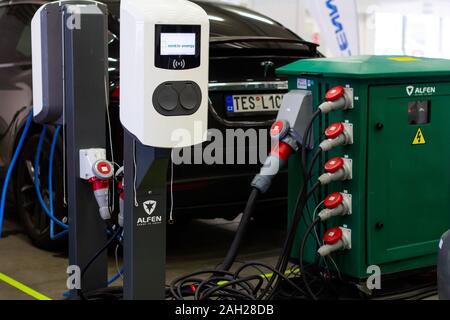 Moderne elektrische schnelles Ladegerät alfen Für elektrische oder hybride PHEV Automobile. Zukunft Ökologie freundlich Ladegerät. Sauber ökologie Konzept. Home electric Stockfoto