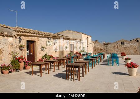 Italien Sizilien, Marzamemi, 05. Juli 2007: Typisch sizilianischen Plätzen im Quadrat von marzamemi. Stockfoto