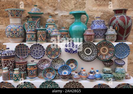 Keramik, Handwerker Markt unterhalb der Stadtmauern, Medina, UNESCO-Weltkulturerbe, Essaouira, Marokko, Nordafrika Stockfoto