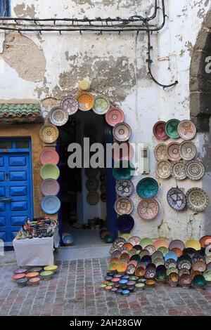 Keramik, Handwerker Markt unterhalb der Stadtmauern, Medina, UNESCO-Weltkulturerbe, Essaouira, Marokko, Nordafrika Stockfoto