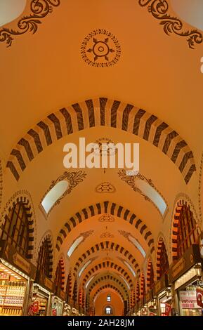 Istanbul, Türkei - 19. September 2019. Die Decke des historischen Ägyptischen Gewürzbasar in Eminönü und Fatih, Istanbul, auch als Misir Carsisi bekannt Stockfoto