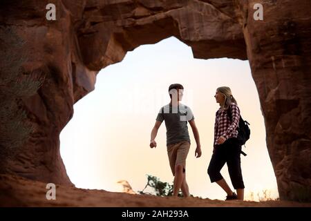 Glückliches junges paar Spaß beim gemeinsam Wandern in der Wüste Stockfoto