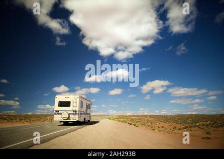 Recreational vehicle entlang einer ländlichen Straße Stockfoto