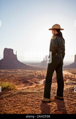 Park Ranger mit Blick auf eine Wüste Landschaft am Nationalpark Stockfoto