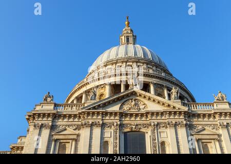 Blick auf die berühmten Londoner Sehenswürdigkeiten, historischen St Paul's Kathedrale mit ihrer Kuppel, entworfen von Sir Christopher Wren, an einem sonnigen Herbsttag Stockfoto