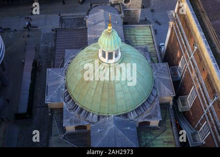 Blick von oben auf die grüne Kuppel des historischen des 17. Jahrhunderts von Sir Christopher Wren Kirche, St Stephen Walbrook, City of London, EC4 Stockfoto