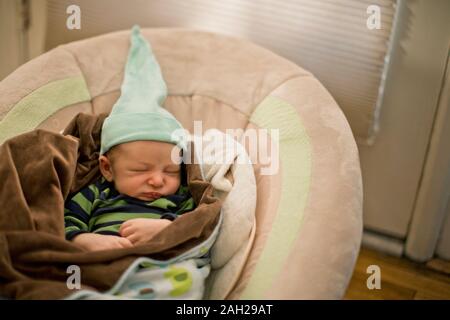 Neugeborenes Babyjungen schlafen Stockfoto