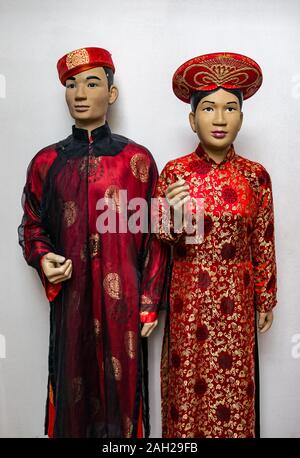 Modelle in der Ausstellung das Tragen der traditionellen chinesischen Stil mit roter Seide Roben, Thai Nguyen Museum für Völkerkunde, Northern Vietnam, Asien Stockfoto