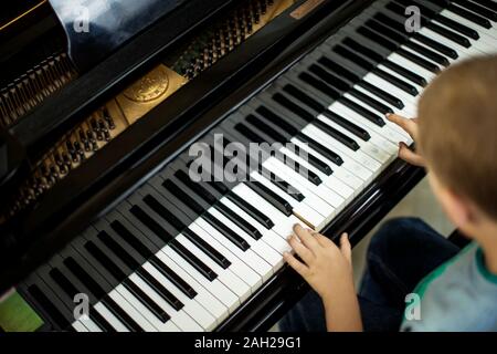 Jungen lernen, Klavier zu spielen Stockfoto