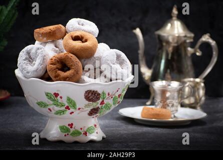 Festliche Weihnachten Donuts in einem Weihnachten vase Stockfoto