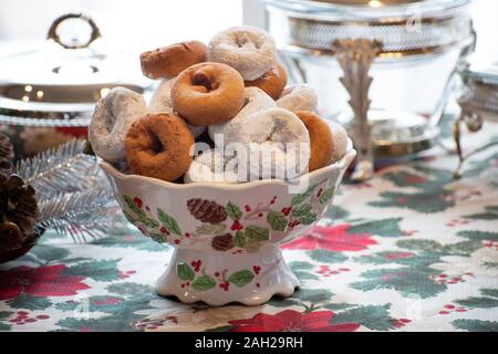 Festliche Weihnachten Donuts in einem Weihnachten vase Stockfoto