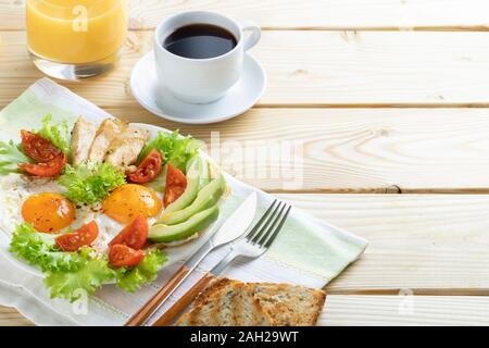Gesundes Frühstück in europäischen oder amerikanischen Stil mit gebratenen Eiern, Gemüse und Kräuter. Kopieren spase Stockfoto