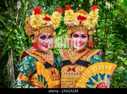 Die prunkvollen Kostüme, Gesicht Make-up, und Blume Kopfbedeckungen der traditionelle kecak Feuertänzern, wie sie für eine kulturelle Leistung. Stockfoto